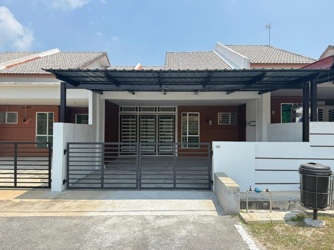 Bahagian hadapan Senangin Damai Homestay di Bandar Baru Segari