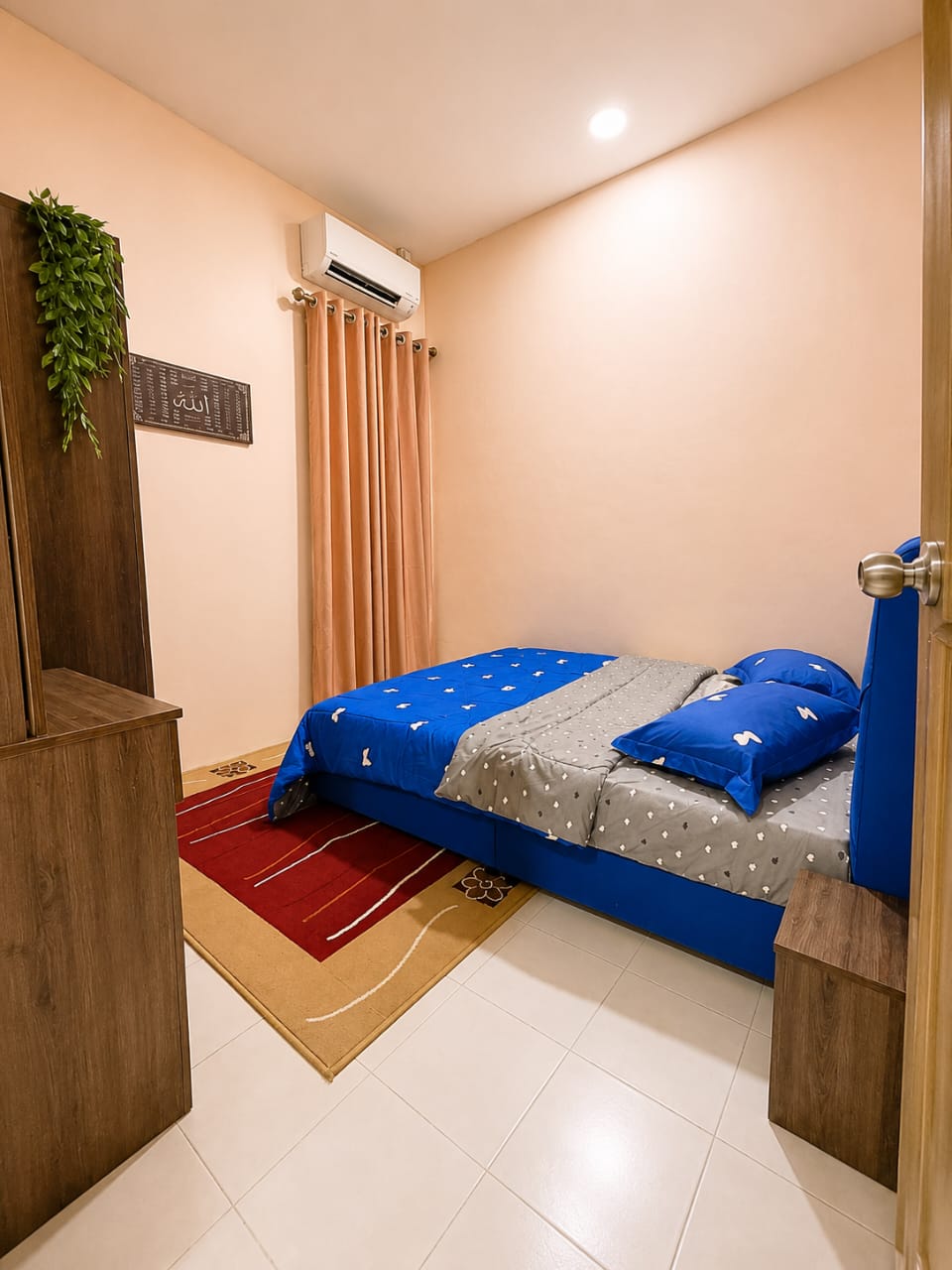 Bilik tidur sebenar di Senangin Damai Homestay dengan penghawa dingin untuk tetamu.