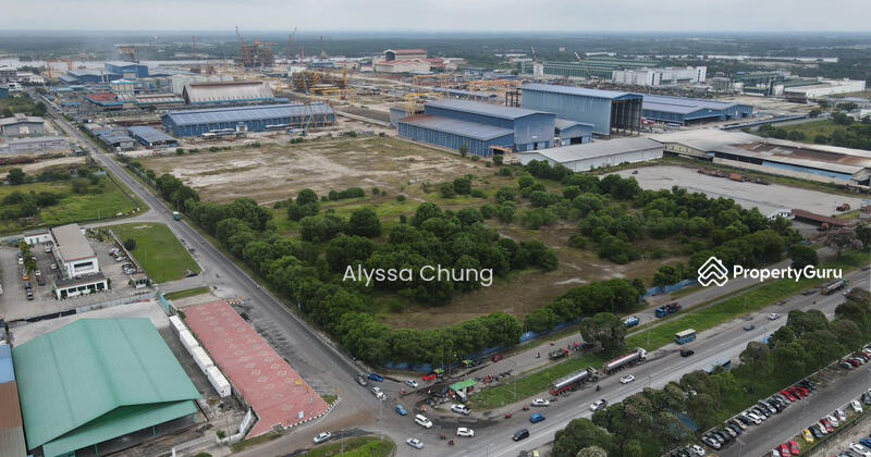 Pemandangan kawasan industri dan perhubungan sekitar Kampung Acheh, Sitiawan.