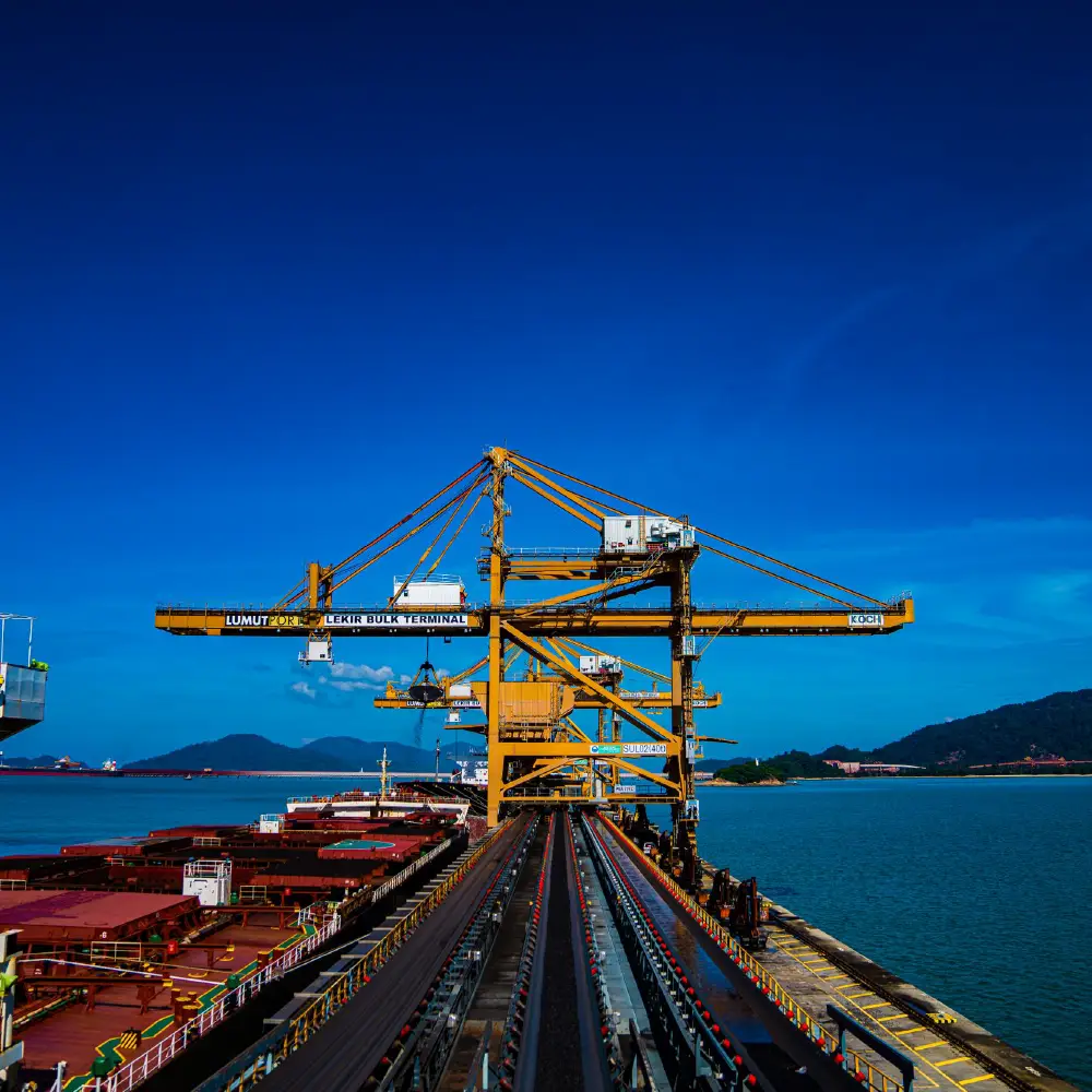 Lumut Port berhampiran Sitiawan sebagai antara kawasan penting untuk urusan industri.